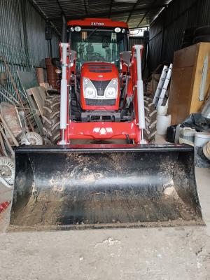 Traktor s čelnným nakladačom a lopatou